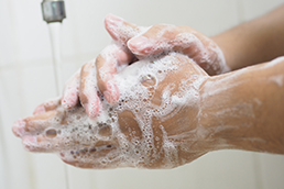 Rissige Hände durch Händewaschen